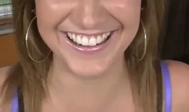 Cô nàng thích khoe video nóng gửi thẳng cho bạn - Nangcuc
