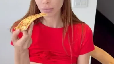 Bé giao pizza sợ mất việc chủ động mời gọi - Phim sex không che Nangcuc