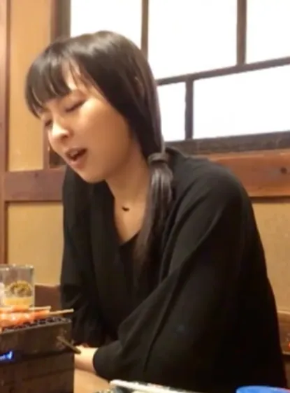 Cô nàng uống một mình sau giờ làm và cái kết