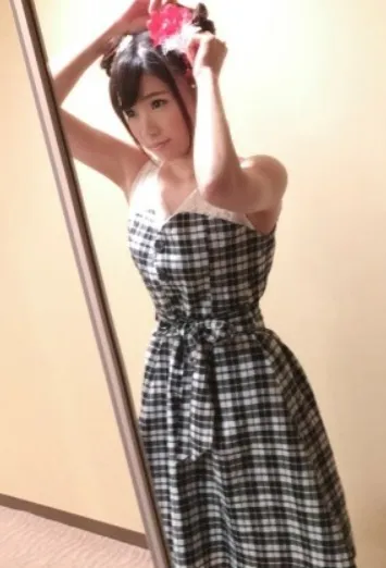 Cô hầu gái Trung Hoa sườn xám gợi cảm