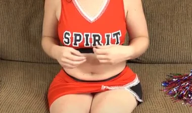 Em gái cheerleader nhỏ nhắn và màn làm tình đáng nhớ tại Nangcuc